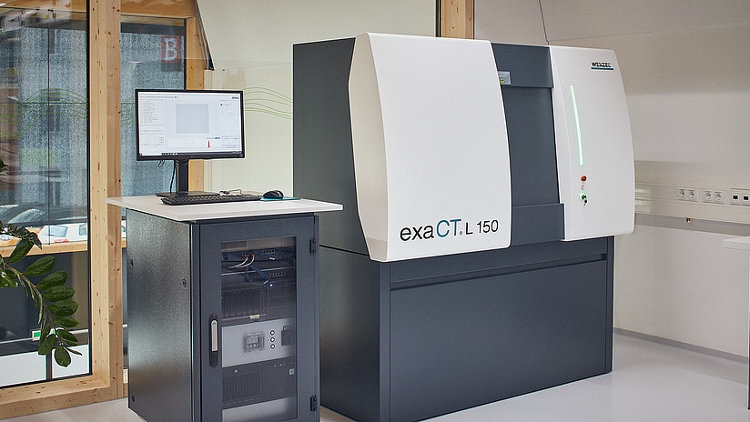 Das Bild zeigt den neuen exaCT L150 Computertomographen in der Firmenzentrale der 1zu1 Prototypen GmbH & Co KG. Mit der Anschaffung dieser hightech Anlage geht 1zu1 in Richtung Qualitätssicherung in der Serienfertigung.