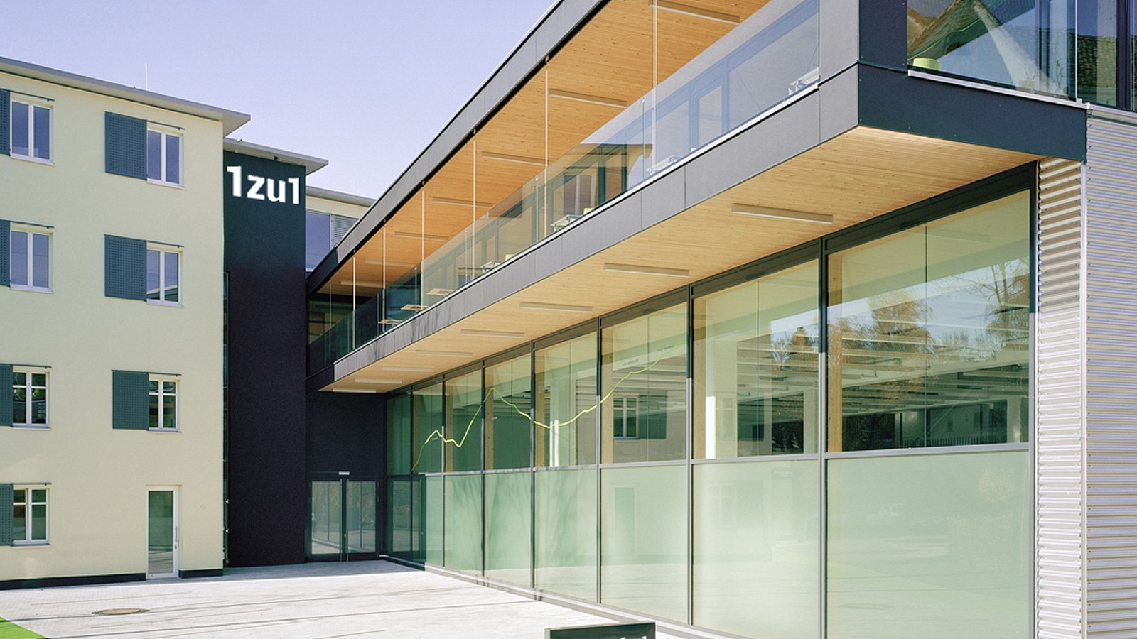 Das Bild zeigt die Frontansicht des 1zu1 Firmensitz in Dornbirn, Vorarlberg.
