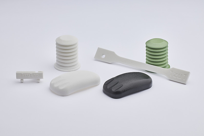 Das Bild zeigt verschiedenen Bauteile aus dem langzeitstabilen und flexiblen Material SLS TPU.