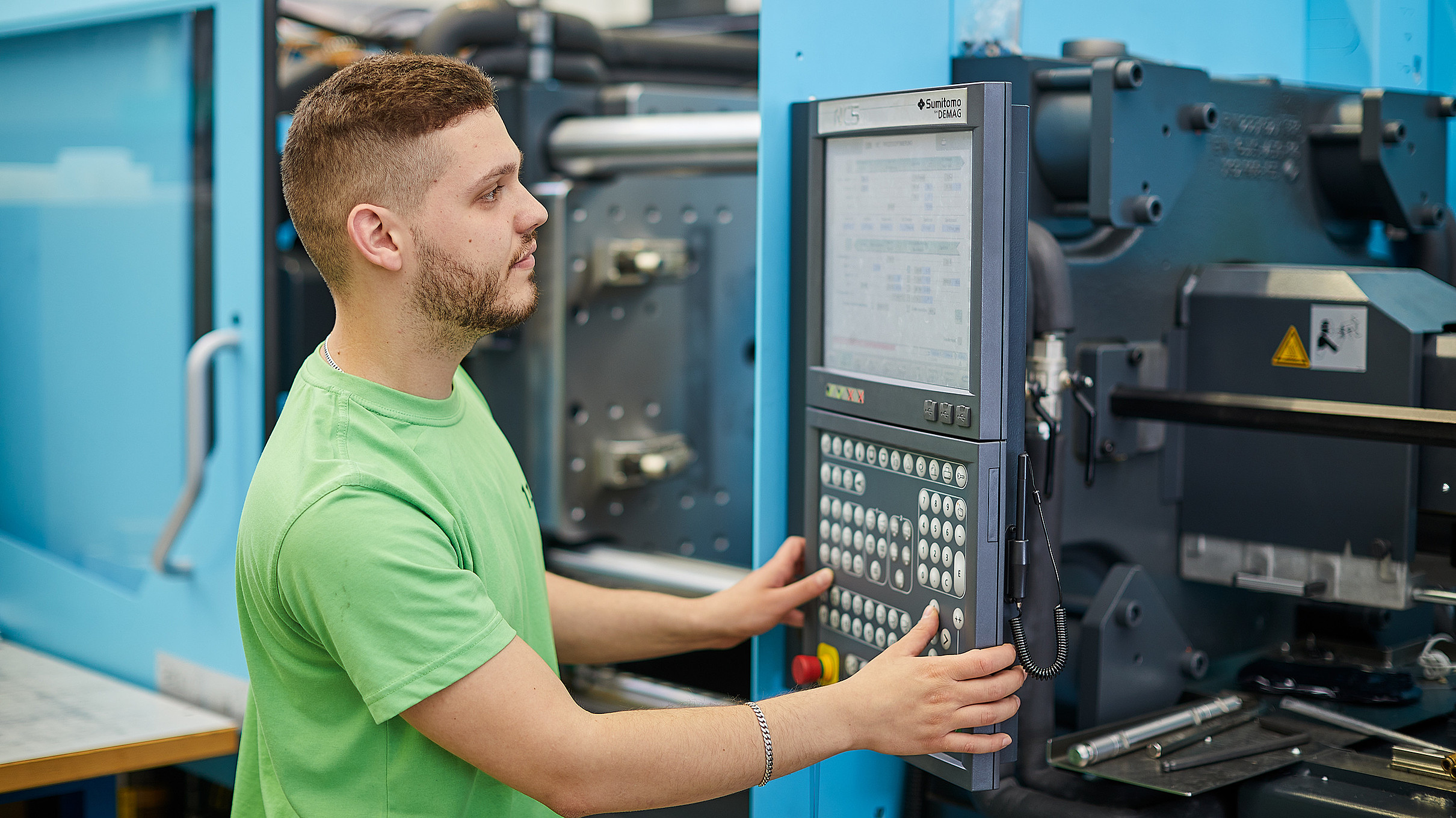 1zu1 employee in the programming of an injection molding machine