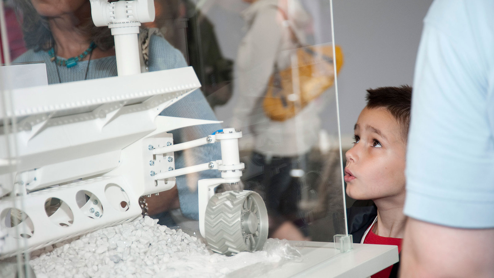 Besucher besichtigen die Mondmission "Part Time Scientist"