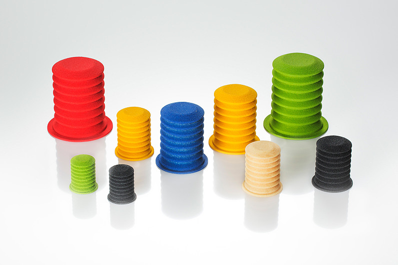 Das Bild zeigt Bauteile aus Gummi in verschiedenen Farben welche alle mit einem 3D Druck hergestellt worden sind und im Nachgang eingefärbt wurden