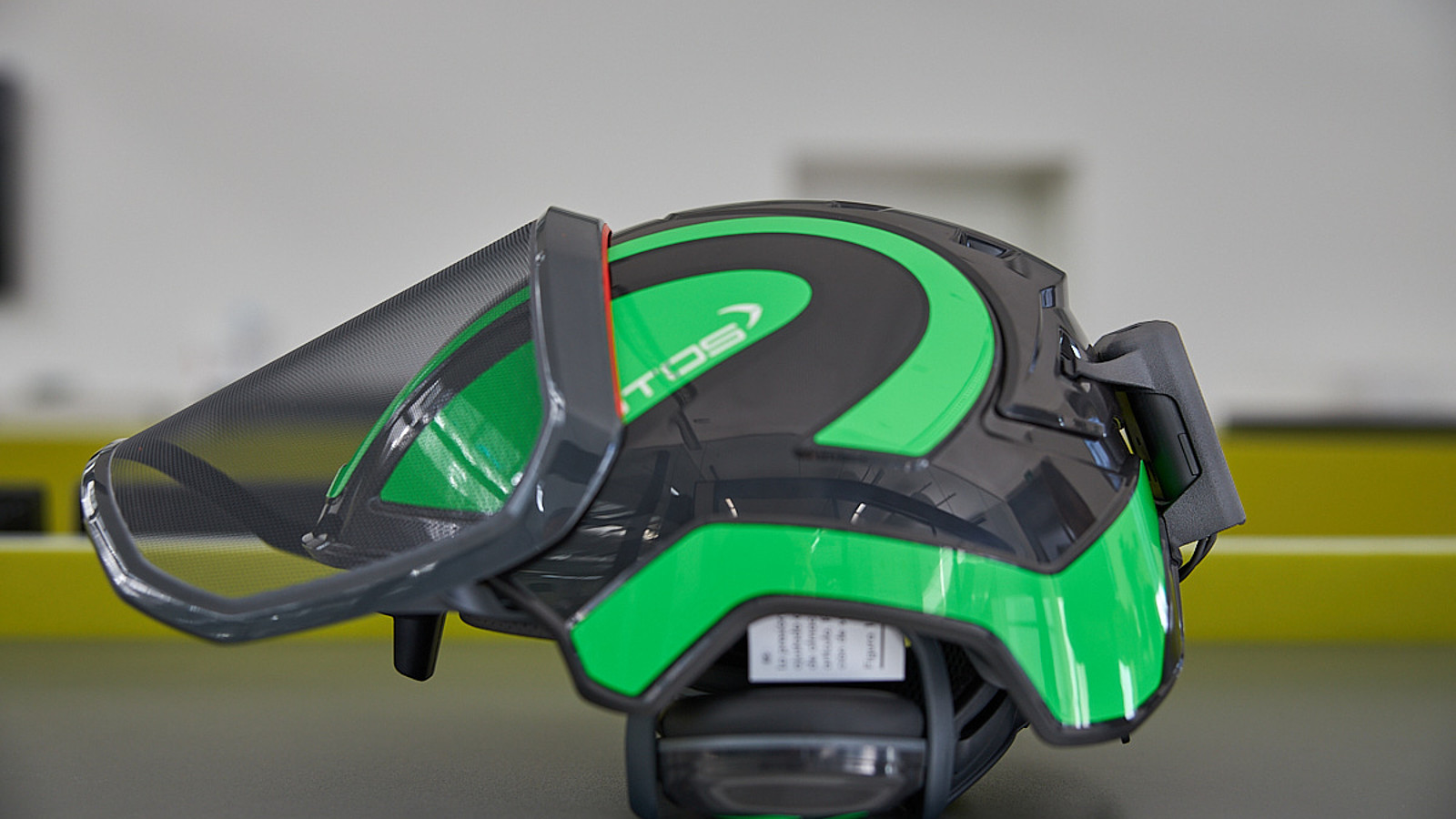 3D-gedruckter Kopfschutz in grün und schwarz 