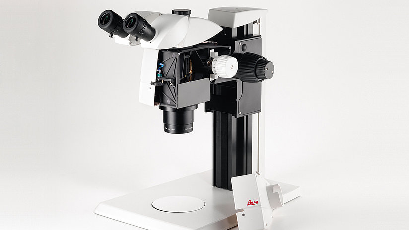 Leica Microsystem, microscope in black and white