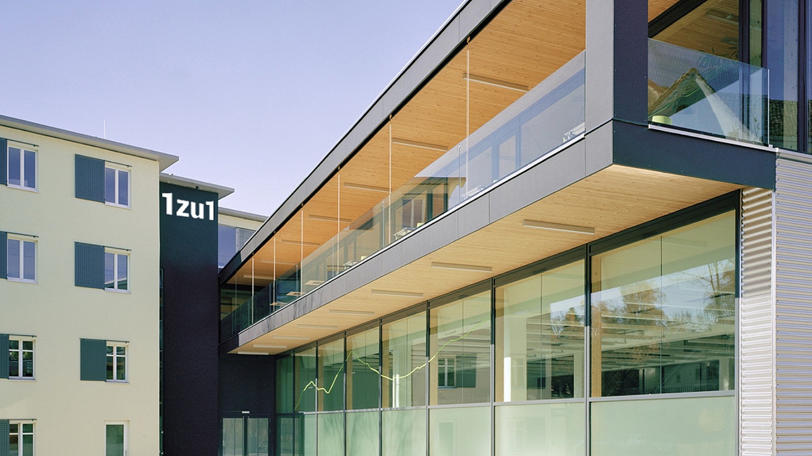Das Bild zeigt die Frontansicht des 1zu1 Firmensitz in Dornbirn, Vorarlberg.
