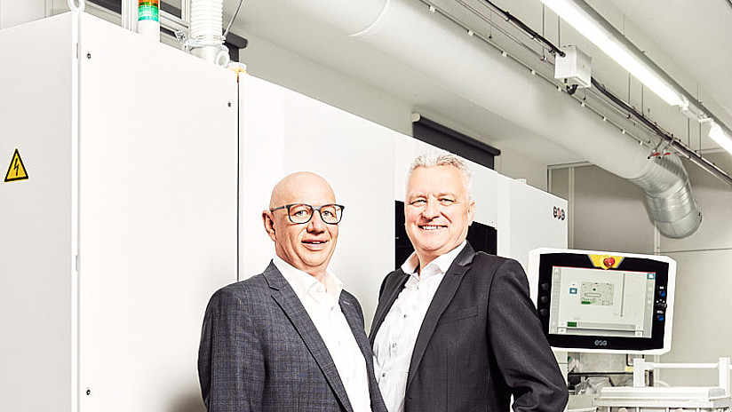 1zu1 Geschäftsführer Hannes Hämmerle und Wolfgang Humml mit der neuen P500 Anlage von EOS.