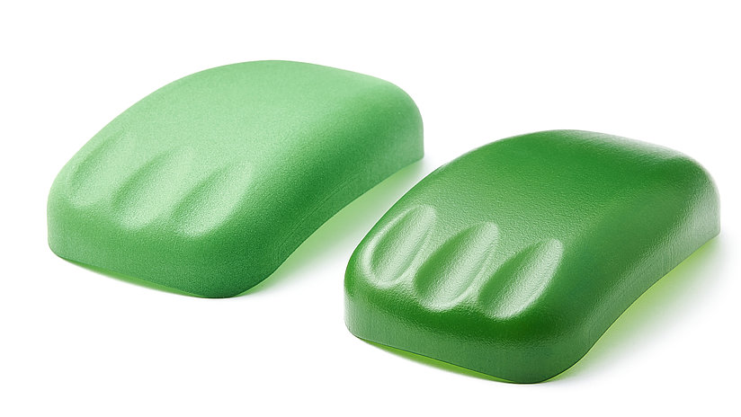 Eine mattgrüne und eine leuchtend grüne Plastikmaus mit 3 Fingerabdrücken