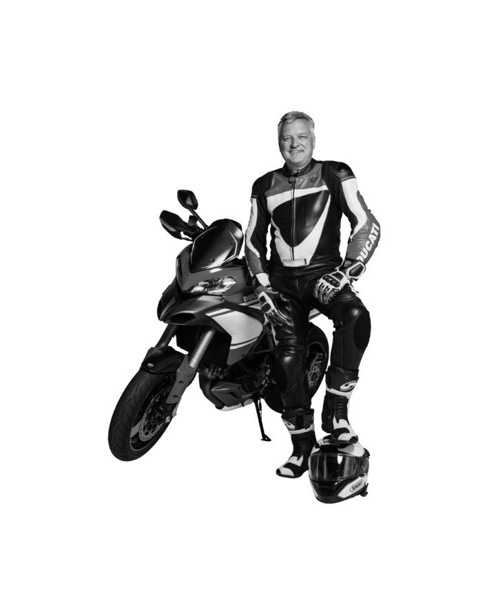 1zu1geschäftsführer Wolfgang Humml mit seinem Hobby Motorradfahren.