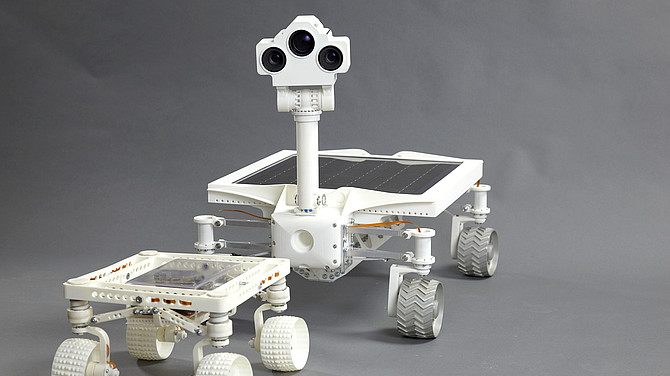[Translate to English:] Das Bild zeigt einen weißes Mondmobile welches von 1zu1 für eine Mondmission in der SLS Technik gefertigt worden ist.