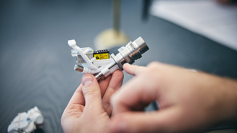 STORZ MEDICAL und 1zu1 realisieren im 3D-Druck kompakte Luftverteiler für das Handstück des Stoßwellentherapie-Geräts MASTERPULS.