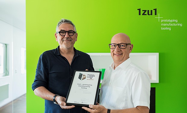 Die Geschäftsführer von Sägenvier und 1zu1, Sigi Ramoser (links) und Hannes Hämmerle, freuen sich über die Auszeichnung mit dem German Brand Award 2018.