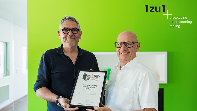 [Translate to English:] Die Geschäftsführer von Sägenvier und 1zu1, Sigi Ramoser (links) und Hannes Hämmerle, freuen sich über die Auszeichnung mit dem German Brand Award 2018.