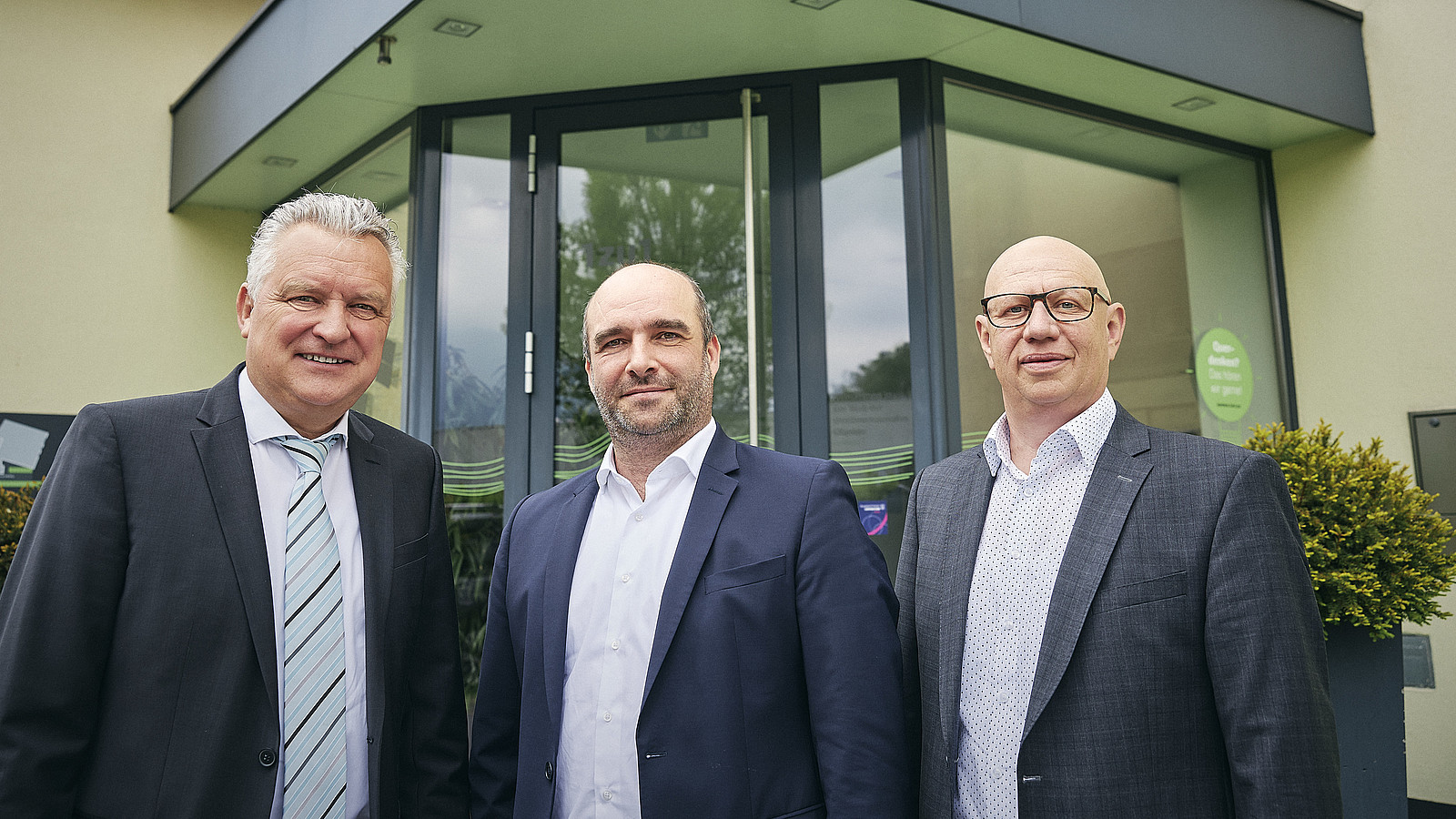 High-Tech-Unternehmen 1zu1 stellt mit der Übergabe der Geschäftsführung durch die beiden Gründer Wolfgang Humml (links) und Hannes Hämmerle (rechts) an den langjährigen Vertriebsleiter Thomas Kohler (Mitte) die Weichen für die Zukunft.