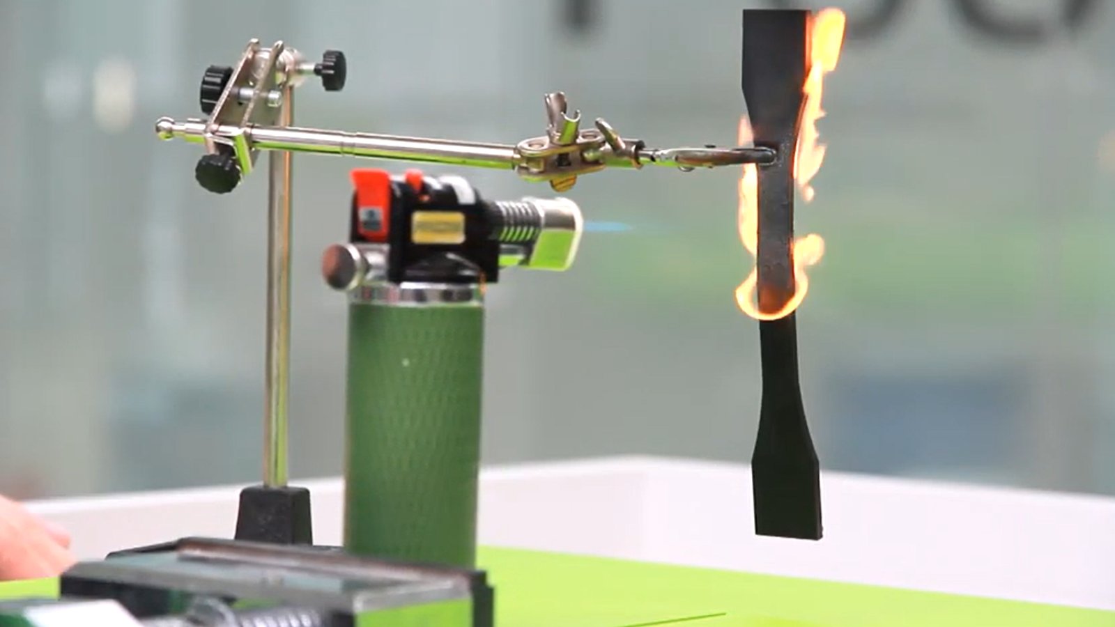 Das Bild zeigt Tests aus dem Testlabor von 1zu1 Spezialwerkzeugen für den Vakuumguss in Sachen Hitzebeständigkeit von verschiedenen Werkstoffen.
